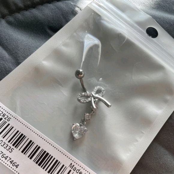 🎀 Cubic Zirconia Bow & Dangling Heart Bellybutton Piercing Jewelry (OS) 🩷 - Picture 8 of 9